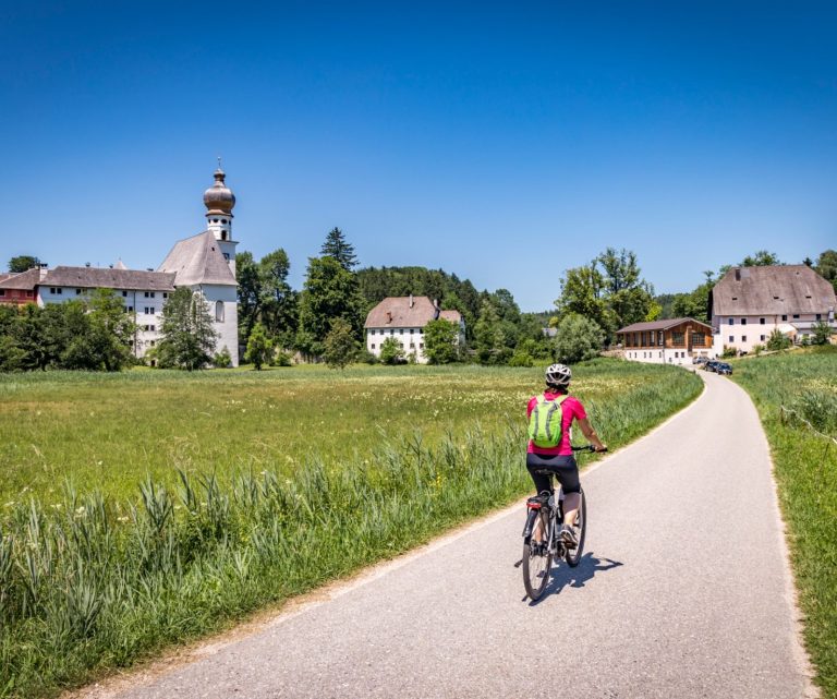 Radfahrer am Schloss Höglwörth