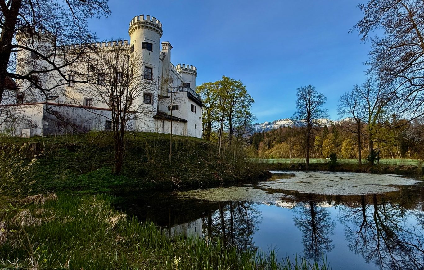 Blick auf das Schloss Marzoll mit dessen Weiher