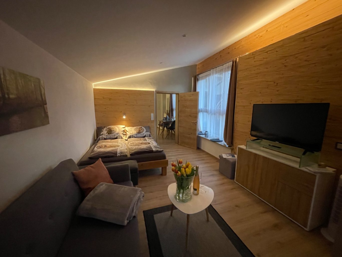Wohn- und Schlafzimmer beleuchtet bei Abend